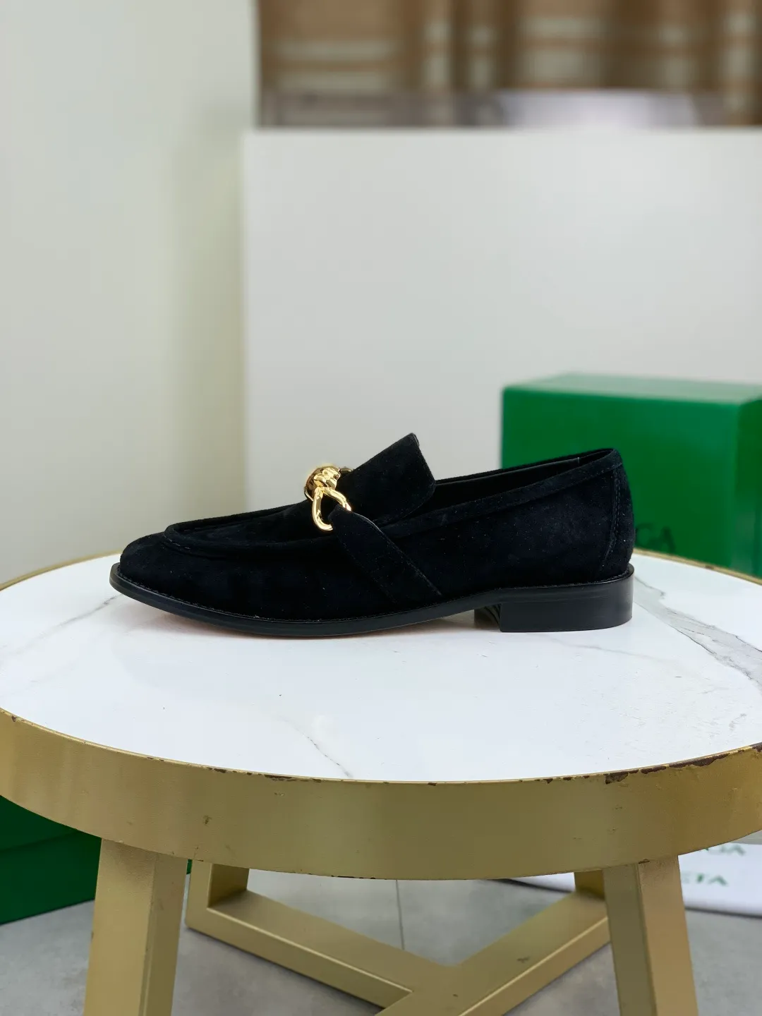 Men's shoes 💰P820 [New model] (genuine leather outsole) water-dyed cow lining 💰High-quality business couple leather shoes 💎💎💎 BOTTEGA VENETA official website synchronizes the latest top version of BV in the market, accept material comparison, shoe type comparison, process comparison, practical and textured, versatile and suitable for any occasion, the more you look at it, the more flavorful it becomes. Purely hand-knitted craftsmanship - Upper material, calfskin imported from Italy 🇮🇹 - High-quality water-dyed cowhide lining - Original private model customized leather outsole -Size: Female 35-39 (40 ordered) Male 39-44 (38 45 can be customized) Color: Multiple colors available